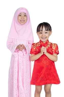 Asyalı Çinli küçük kız cheongsam ve geleneksel Malay jest izole beyaz arka planda tebrik ile kostüm
