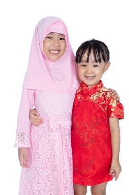 Asyalı Çinli küçük kız cheongsam ve geleneksel Malay kostüm izole beyaz arka planda