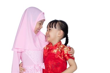 Asyalı Çinli küçük kız cheongsam ve geleneksel Malay kostüm izole beyaz arka planda