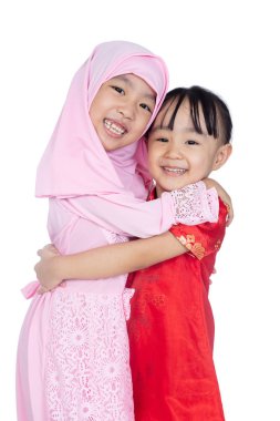 Asyalı Çinli küçük kız cheongsam ve geleneksel Malay kostüm izole beyaz arka planda