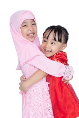 Asyalı Çinli küçük kız cheongsam ve geleneksel Malay kostüm izole beyaz arka planda