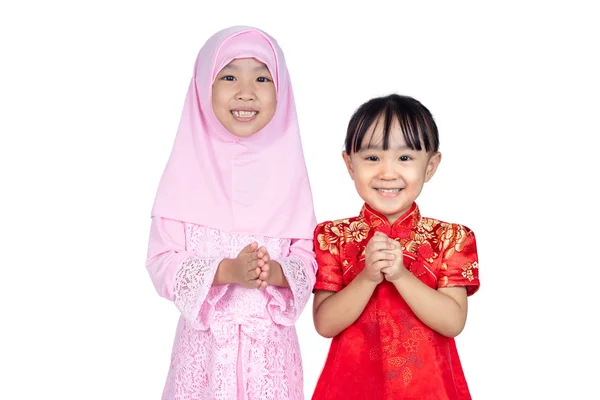 Asyalı Çinli Küçük Kız Cheongsam Geleneksel Malay Jest Izole Beyaz — Stok fotoğraf