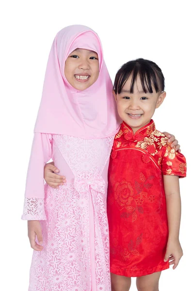 Asiatiska Kinesiska Små Systrar Bär Cheongsam Och Traditionella Malaysiska Kostym — Stockfoto