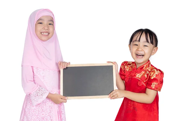 Kleine Asiatische Chinesische Schwestern Cheongsam Und Traditioneller Malaiischer Tracht Halten — Stockfoto