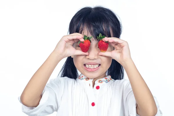 Menina Chinesa Asiática Feliz Usando Morango Como Óculos Fundo Branco — Fotografia de Stock