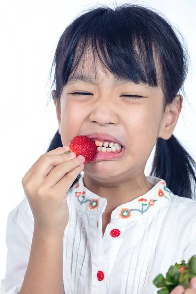 Asiática Poco China Chica Comiendo Fresa Aislado Blanco Fondo — Foto de Stock