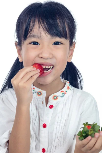 Asiática Poco China Chica Comiendo Fresa Aislado Blanco Fondo — Foto de Stock