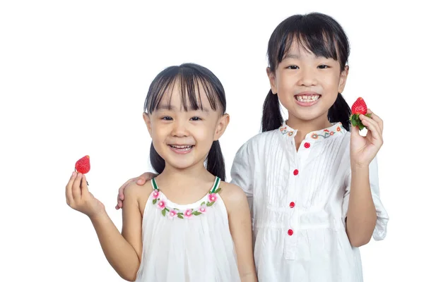 Asijské Malé Čínské Sestry Drží Jahody Izolovaných Bílé Pozadí — Stock fotografie