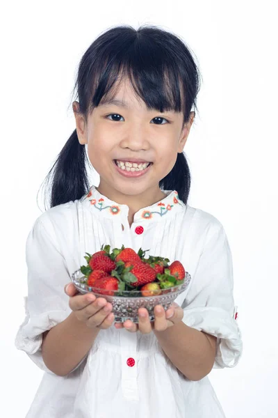 Asiática Poco China Chica Holding Fresa Aislado Blanco Fondo — Foto de Stock