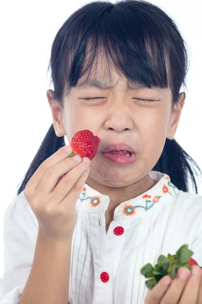 Asyalı küçük Çinli kız yeme çilek izole beyaz arka planda