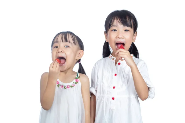 Asiática Poco Chino Hermanas Comiendo Fresa Aislado Blanco Fondo —  Fotos de Stock