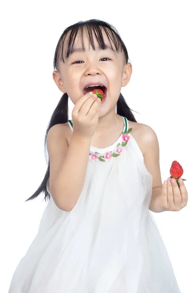 Azjatycka Mały Chiński Dziewczynka Jedzenie Truskawka Białym Tle — Zdjęcie stockowe