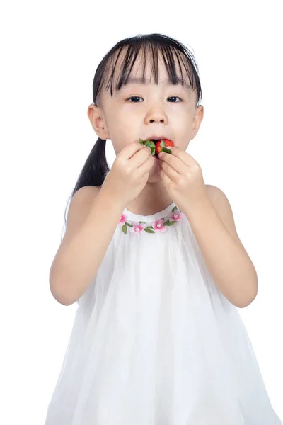 Asiatiska Lilla Kinesiska Flickan Äter Jordgubbe Isolerade Vit Bakgrund — Stockfoto