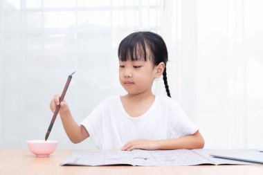 Asya küçük Çinli kız uygulama Çin kaligrafi evde