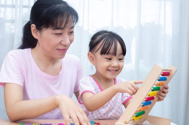 Renkli Abacus birlikte evde oynarken mutlu Asyalı Çinli aile