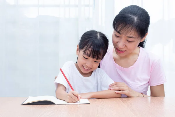 Asian Chinese Mother Teaching Daughter Doing Homework Home — Stock Photo, Image