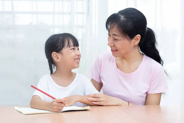 Asian Chinese Mother Teaching Daughter Doing Homework Home — Stock Photo, Image