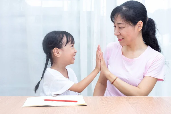 Aziatische Chinese Moeder Dochter Hoge Vijf Elkaar Thuis — Stockfoto