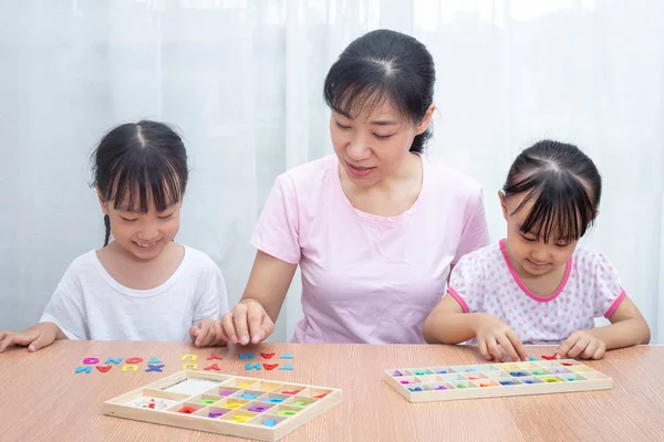 Asiático Chino Familia Jugando Con Colorido Madera Alfabeto Juguetes Casa — Foto de Stock