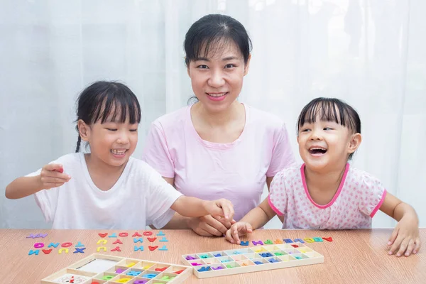 Asiático Chino Familia Jugando Con Colorido Madera Alfabeto Juguetes Casa — Foto de Stock