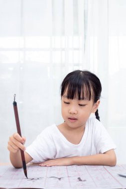 Asya küçük Çinli kız uygulama Çin kaligrafi evde
