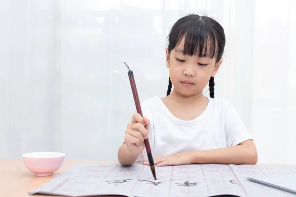 Asiatische Kleine Chinesische Mädchen Praxis Chinesische Kalligraphie Hause — Stockfoto