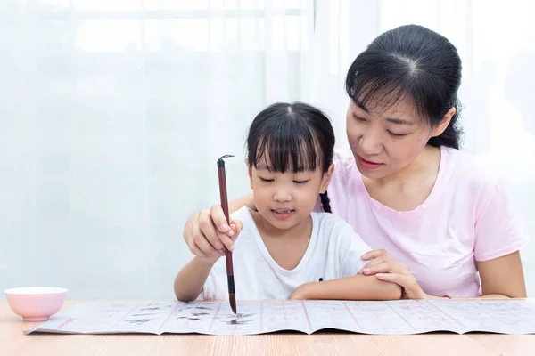 Asian Chinese Mother Teaching Daughter Practice Chinese Calligraphy Home — Stock Photo, Image