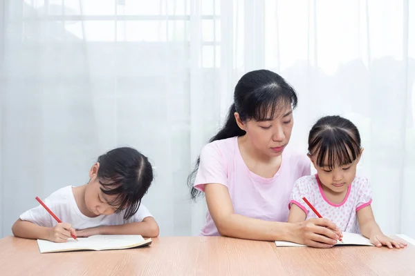 Asian Chinese Mother Teaching Daughters Doing Homework Home — Stock Photo, Image