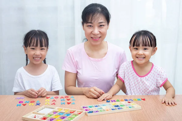 Asiático Chino Familia Jugando Con Colorido Madera Alfabeto Juguetes Casa — Foto de Stock