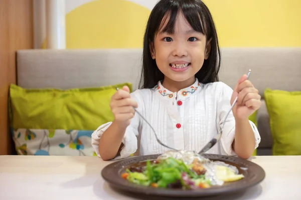 Asiatiska Liten Flicka Äter Western Kinamat Restaurang — Stockfoto