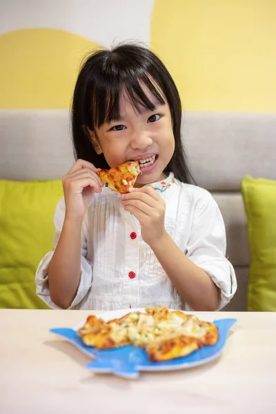 Asiatiska Liten Kinesisk Flicka Äter Pizza Restaurang — Stockfoto