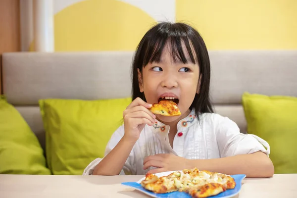 Asian Little Chinese Girl Eating Pizza Restaurant — Stock Photo, Image