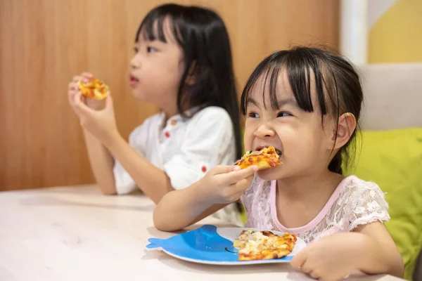 Asiática Poco Chino Hermanas Comer Pizza Restaurante —  Fotos de Stock