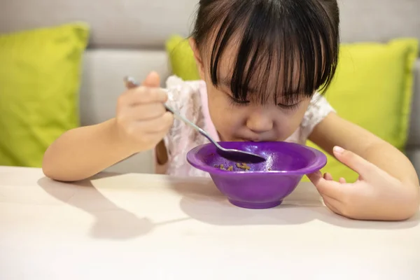 Ásia Pouco Chinês Menina Ter Almoço Restaurante — Fotografia de Stock