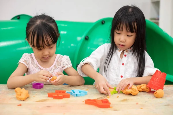 Asiática Poco Chino Niñas Jugando Colorido Arcilla Interior Patio — Foto de Stock