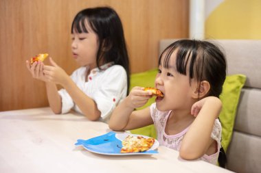 Asyalı küçük Çinli kız yeme Kardeşler Restaurant