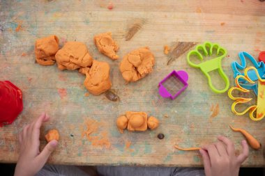 Renkli kil kapalı oyun oynayan çocuk eller