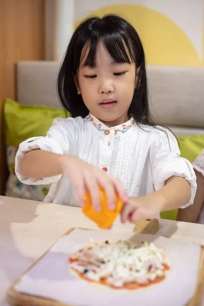 Азіатські Маленька Китайська Дівчина Diy Міні Піци Домашніх Умовах — стокове фото