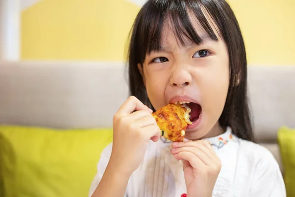 Asian Little Chinese Girl Eating Pizza Restaurant — Stock Photo, Image