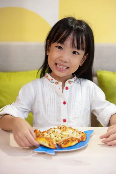 Asiatiska Liten Kinesisk Flicka Äter Pizza Restaurang — Stockfoto