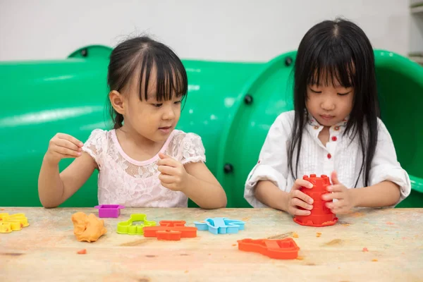 Asyalı küçük Çinli kızlar renkli kil kapalı oyun oynarken