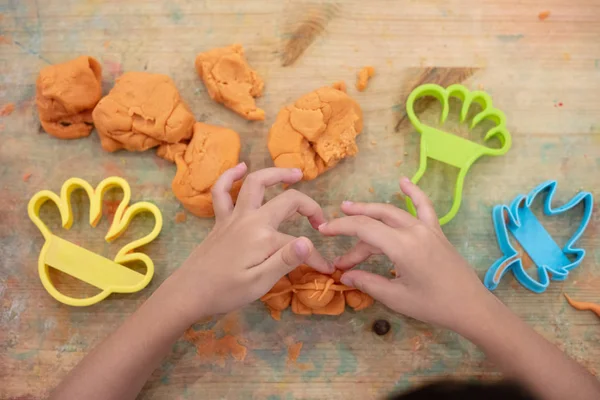 Renkli kil kapalı oyun oynayan çocuk eller