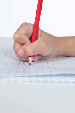Çocuk elleri kalem tutan ve izole beyaz arka planda ödev