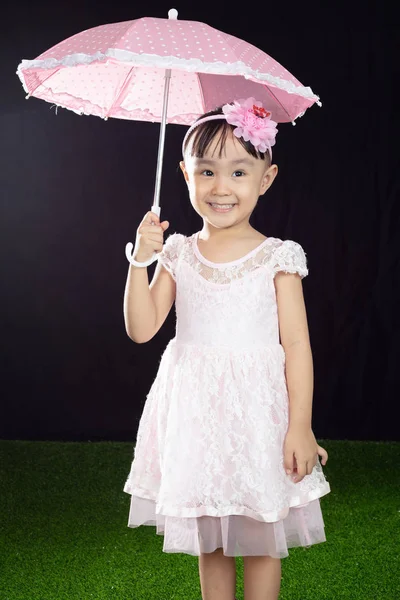 Asiatische Kleine Chinesische Mädchen Spielen Mit Regenschirm Draußen — Stockfoto