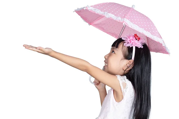 Asyalı Küçük Çinli Kız Holding Şemsiye Izole Beyaz Arka Planda — Stok fotoğraf