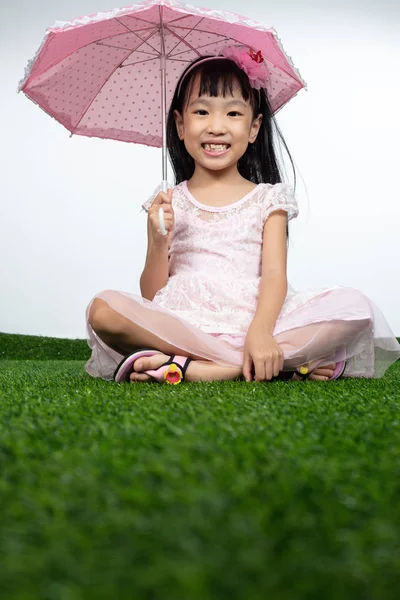 Asyalı Küçük Çin Şemsiye Tutan Otlak Üzerinde Oturan Kız — Stok fotoğraf