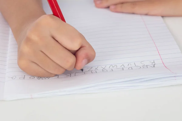 Kinderhände Halten Bleistift Der Hand Und Erledigen Hausaufgaben Vor Isoliertem — Stockfoto