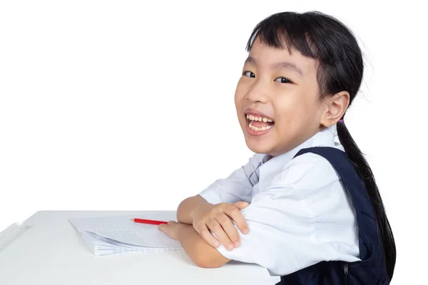 Asiatische Chinesische Kleines Mädchen Trägt Schuluniform Studieren Isolierten Weißen Hintergrund — Stockfoto