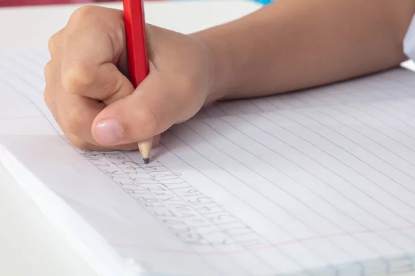 鉛筆を押し 家で宿題をしている子供たちの手 — ストック写真