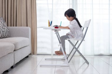 Asyalı küçük Çinli kız evde ödev